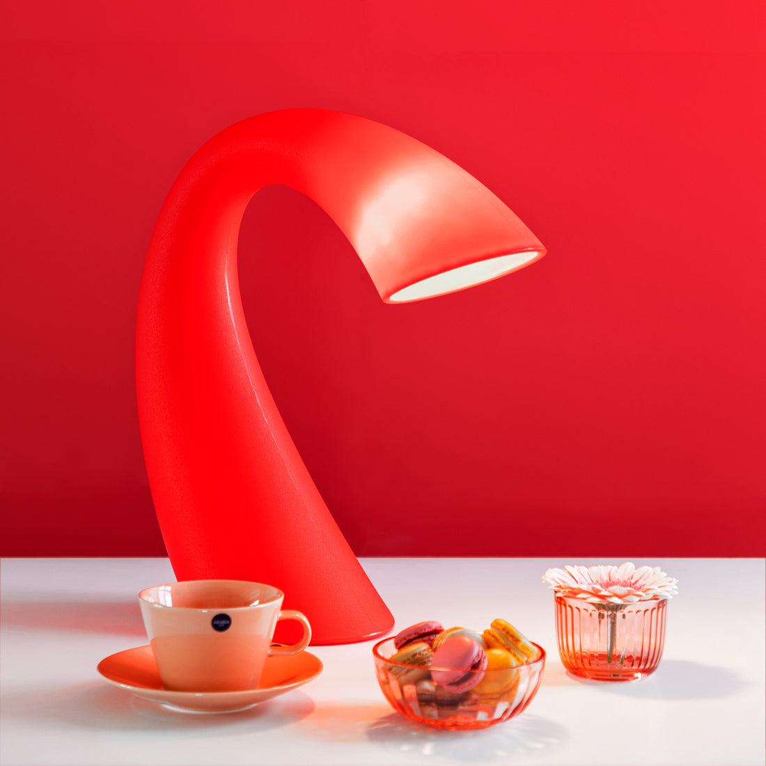 Swan table lamp red